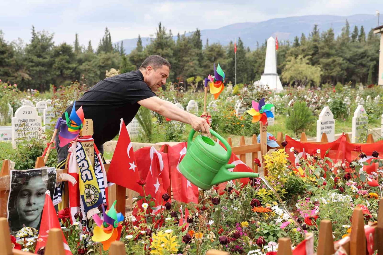 BABASI, BAYRAM'IN MEZARINI ZİYARET ETTİ