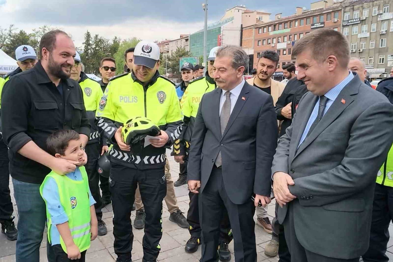 BABASIYLA BİRLİKTE TRAFİK KAZASI GEÇİREN BİR ÇOCUĞUN, KASK TAKDİMİ SIRASINDA VALİ SARIİBRAHİM'E...