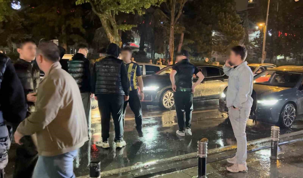 BAĞDAT CADDESİ’NDE ŞAMPİYONLUK KUTLAMASINDA GERGİNLİK YAŞANDI