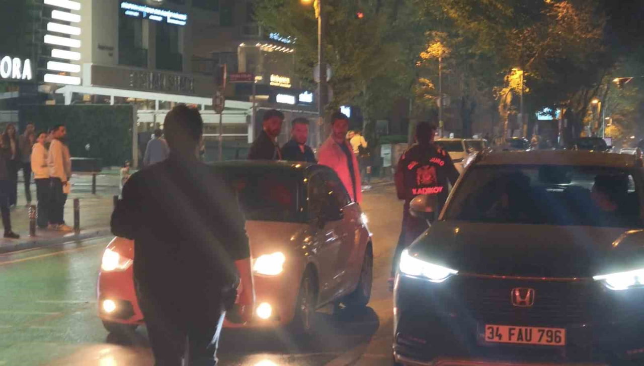BAĞDAT CADDESİ’NDE TANSİYON YÜKSELDİ, POLİS ÖNLEDİ