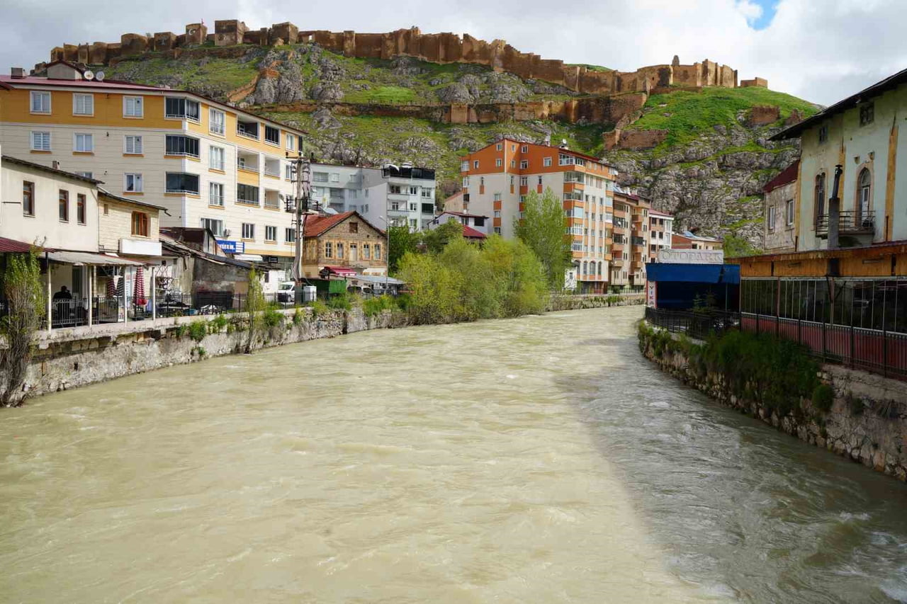 BAHAR YAĞIŞLARI ÇORUH NEHRİ’NİN SU SEVİYESİNİ YÜKSELTTİ