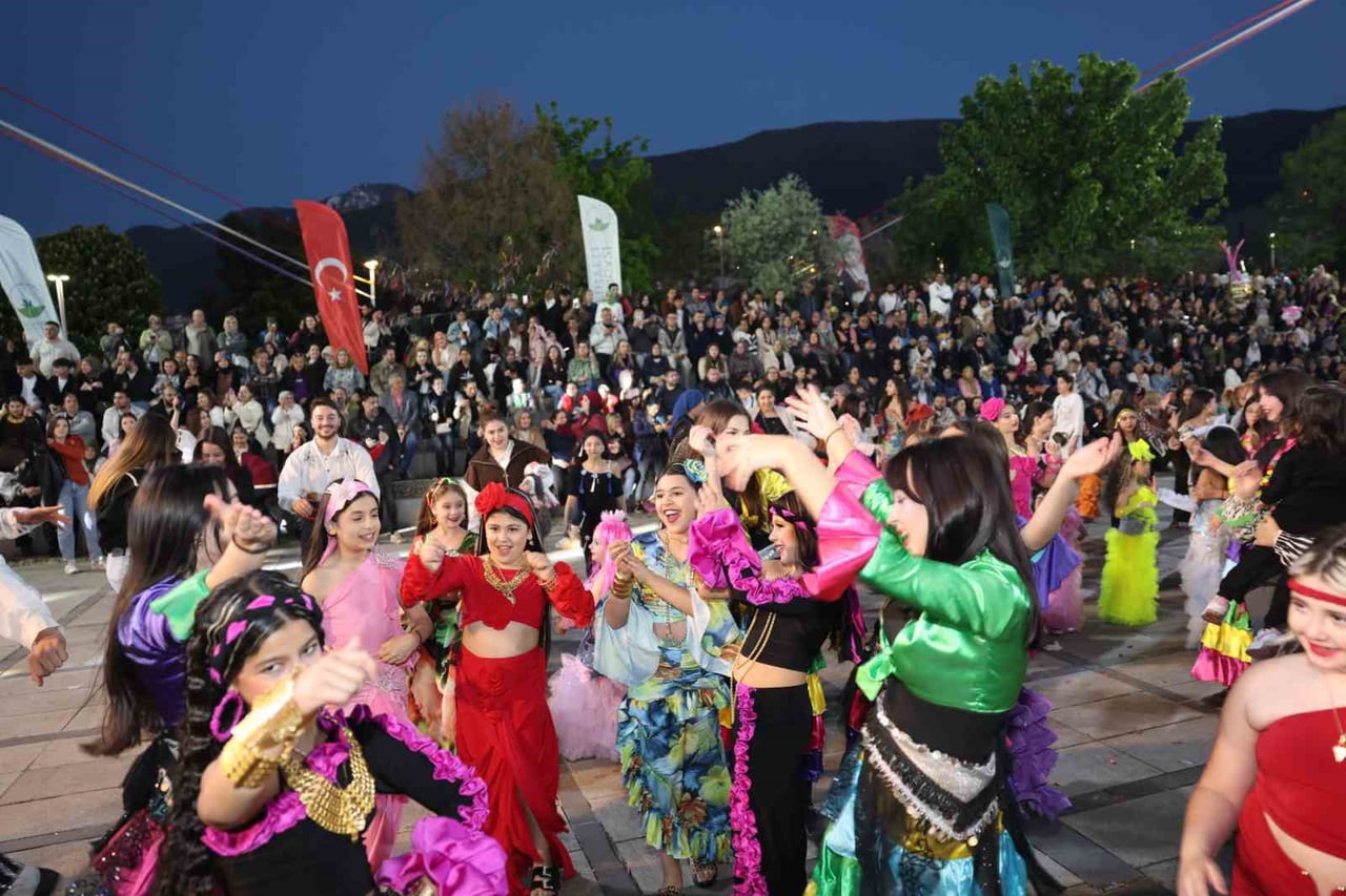 BAHARIN MÜJDECİSİ, BOLLUK VE BEREKETİN SİMGESİ OLAN HIDIRELLEZ, OSMANGAZİ’DE BİNLERCE VATANDAŞIN...