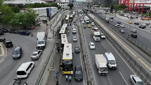 Bahçelievler’de İETT otobüsü arızalandı, trafik nedeniyle vatandaş yol ortasında otobüs...