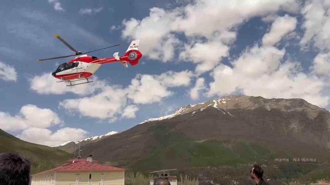BAHÇESARAY İLÇESİNDE 78 YAŞINDAKİ HASTA HELİKOPTER AMBULANSLA VAN EĞİTİM VE ARAŞTIRMA HASTANESİNE...