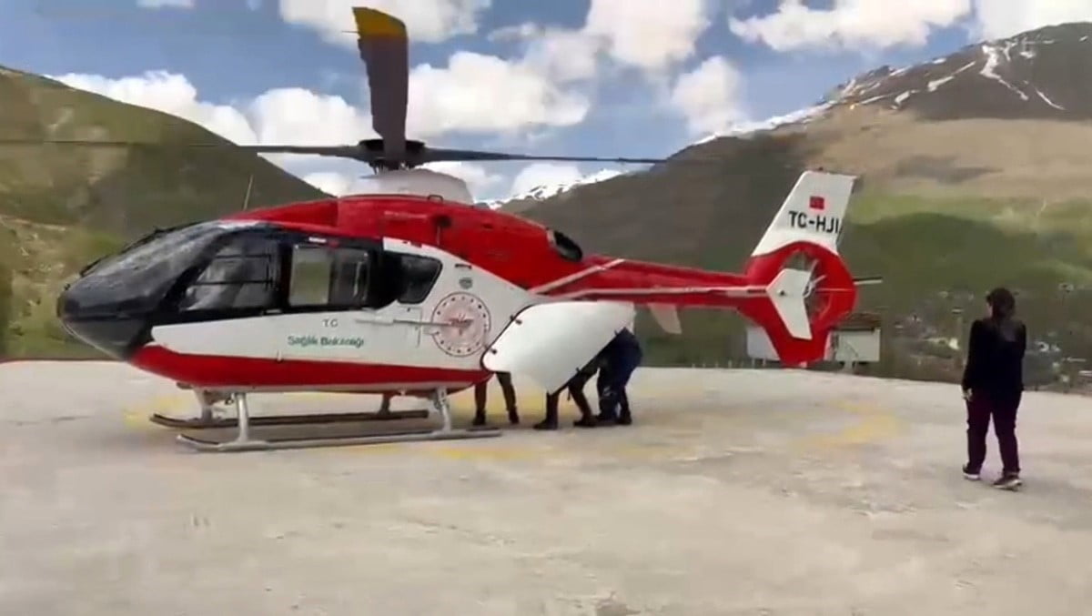 BAHÇESARAY İLÇESİNDE 78 YAŞINDAKİ HASTA HELİKOPTER AMBULANSLA VAN EĞİTİM VE ARAŞTIRMA HASTANESİNE...