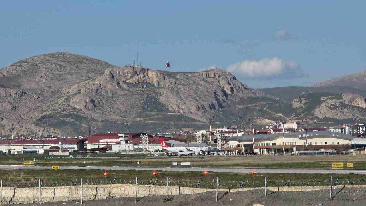 BAHÇESARAY İLÇESİNDE SOLUNUM YETMEZLİĞİ YAŞAYAN 77 YAŞINDAKİ HASTA, HELİKOPTER AMBULANSLA VAN...