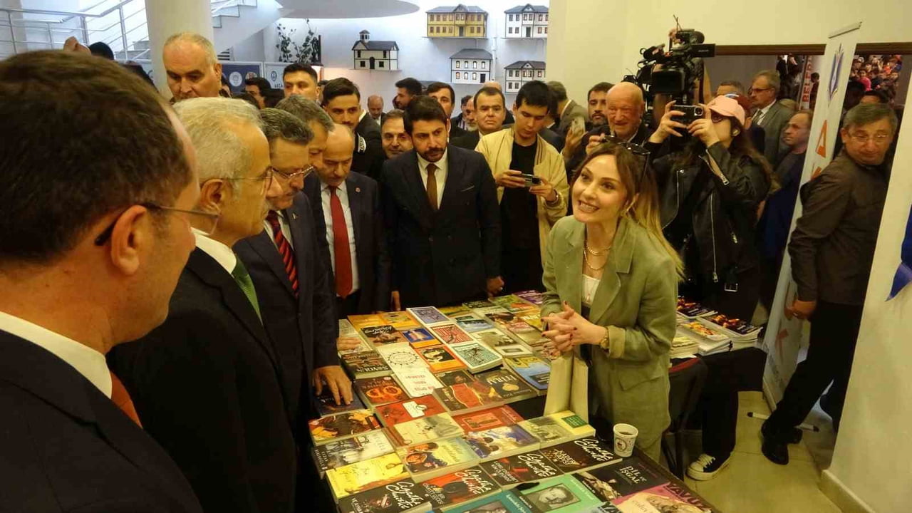 BAKAN ABDULKADİR URALOĞLU, EROL GÜNAYDIN KÜLTÜR MERKEZİ’NDE DÜZENLENEN KİTAP FUARINDA STANTLARI...