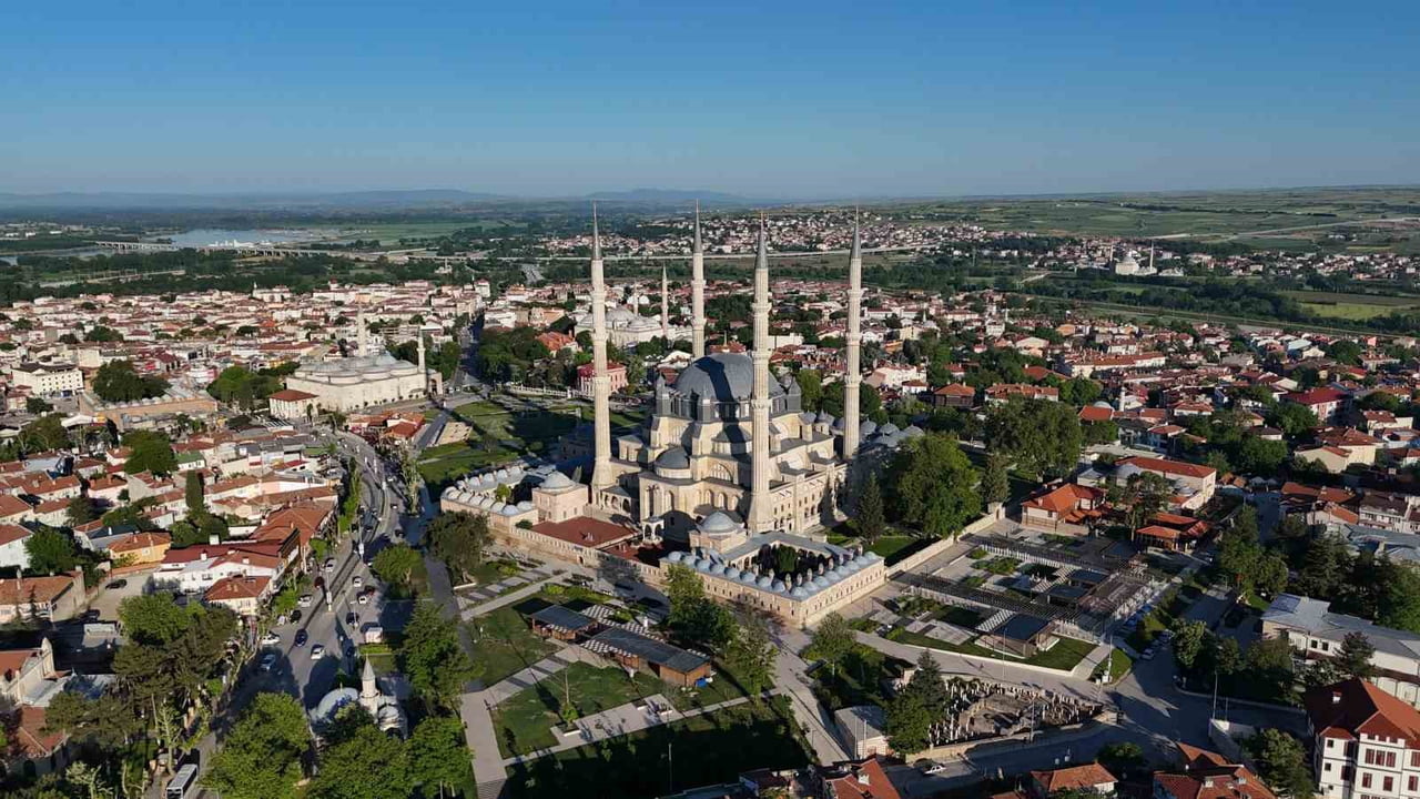 BAKAN GÜLER SELİMİYE CAMİİ’NDE VATANDAŞLARLA BAYRAMLAŞTI