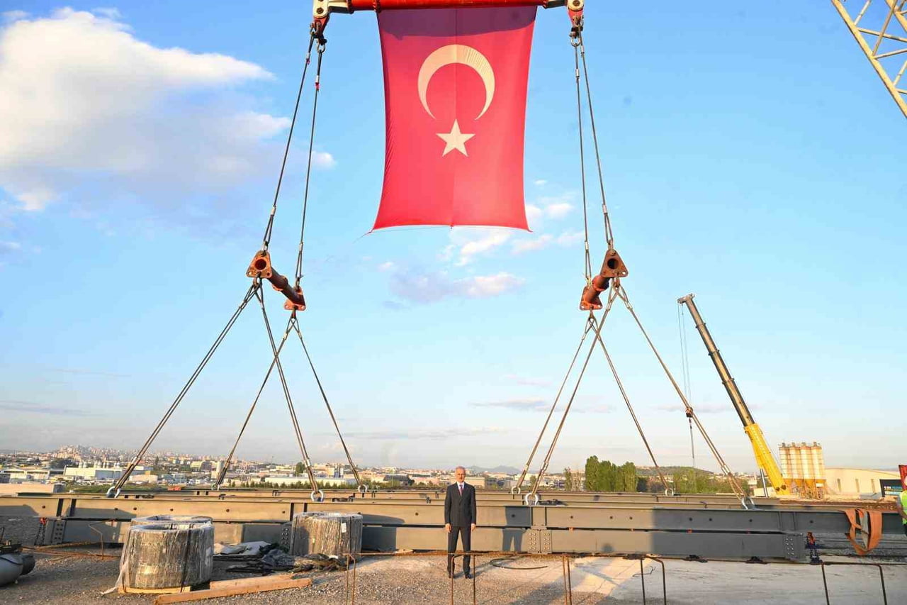 BAKAN URALOĞLU, YENİLEME VE YAPIM ÇALIŞMALARI DEVAM EDEN ETİMESGUT HAVALİMANI VE BAĞLANTI...