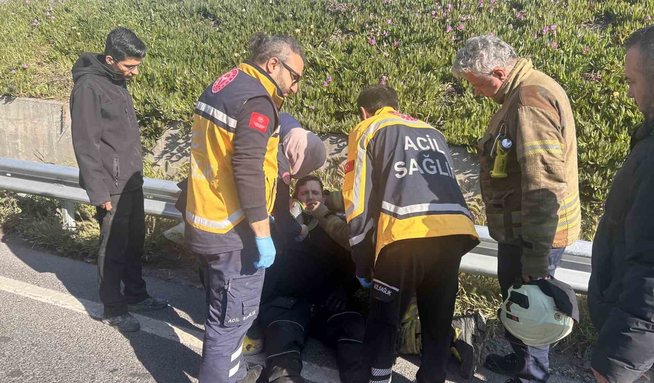 BAKIRKÖY'DE KAMYONETE ÇARPAN MOTOSİKLETİ SÜRÜCÜSÜ YARALANDI