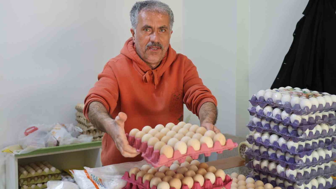 BAKKAL İŞLETMECİSİ CİHAN ÖZDEMİR, ÜRÜN FİYATLARINI PİYASA DEĞERİNİN ALTINA ÇEKEREK VATANDAŞIN...
