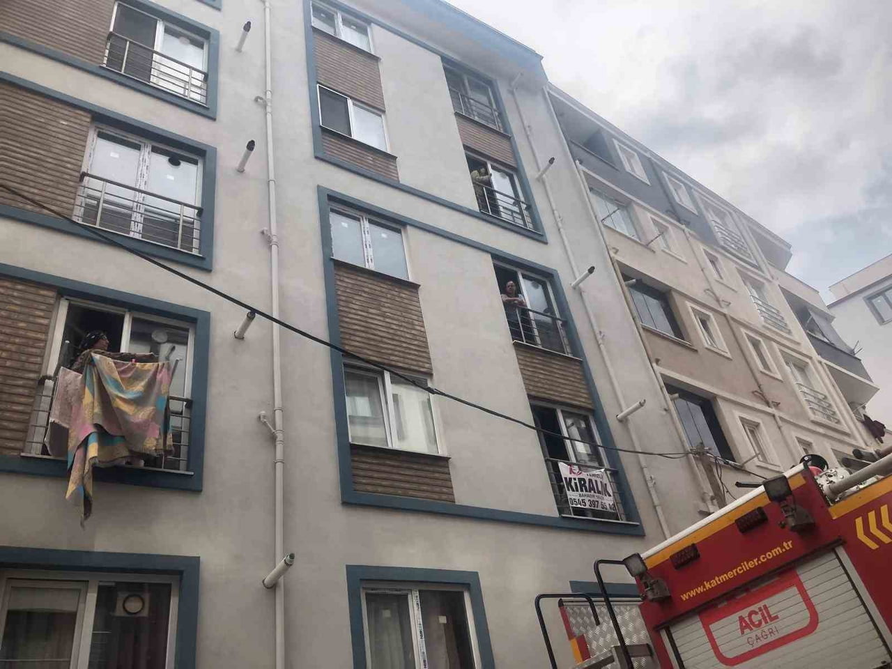 BALIKESİR'DE BİR APARTMANIN BOŞLUĞUNDA ŞARJA TAKILAN ELEKTRİKLİ MOTOSİKLET, AZ DAHA TÜM APARTMANI...