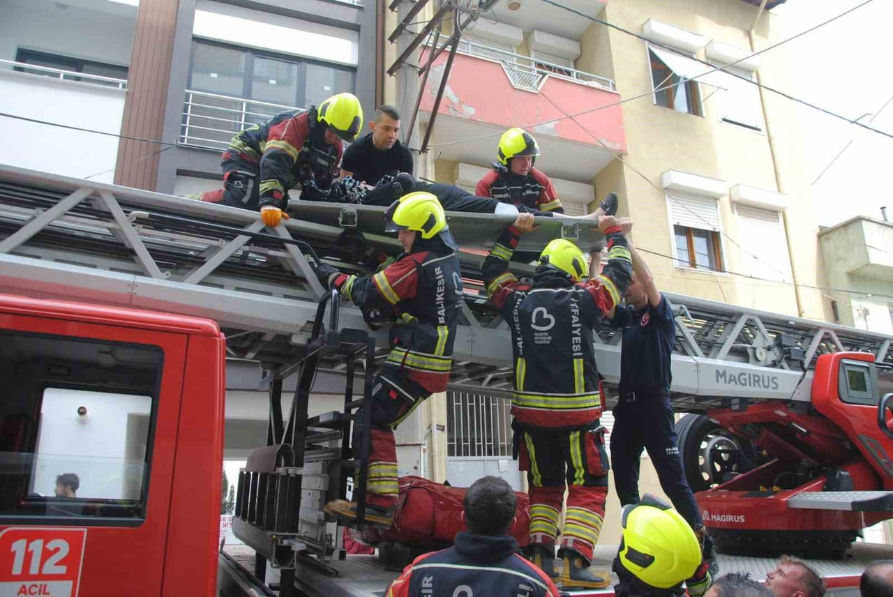 BALIKESİR'DE BİR APARTMANIN BOŞLUĞUNDA ŞARJA TAKILAN ELEKTRİKLİ MOTOSİKLET, AZ DAHA TÜM APARTMANI...