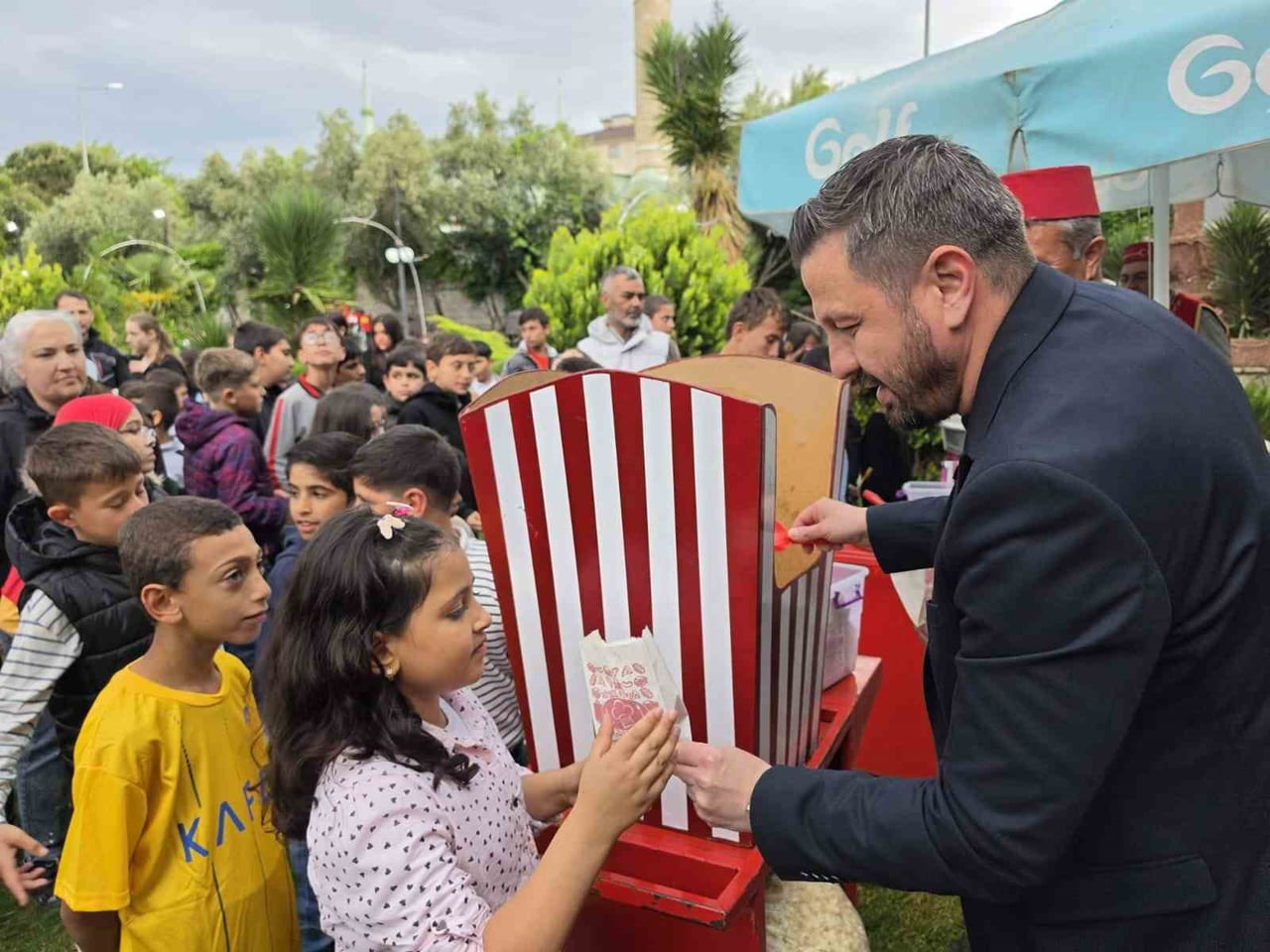 BALIKESİR'DE ÇOCUKLARA ŞENLİK HAVASINDA HEDİYE YAĞMURU
