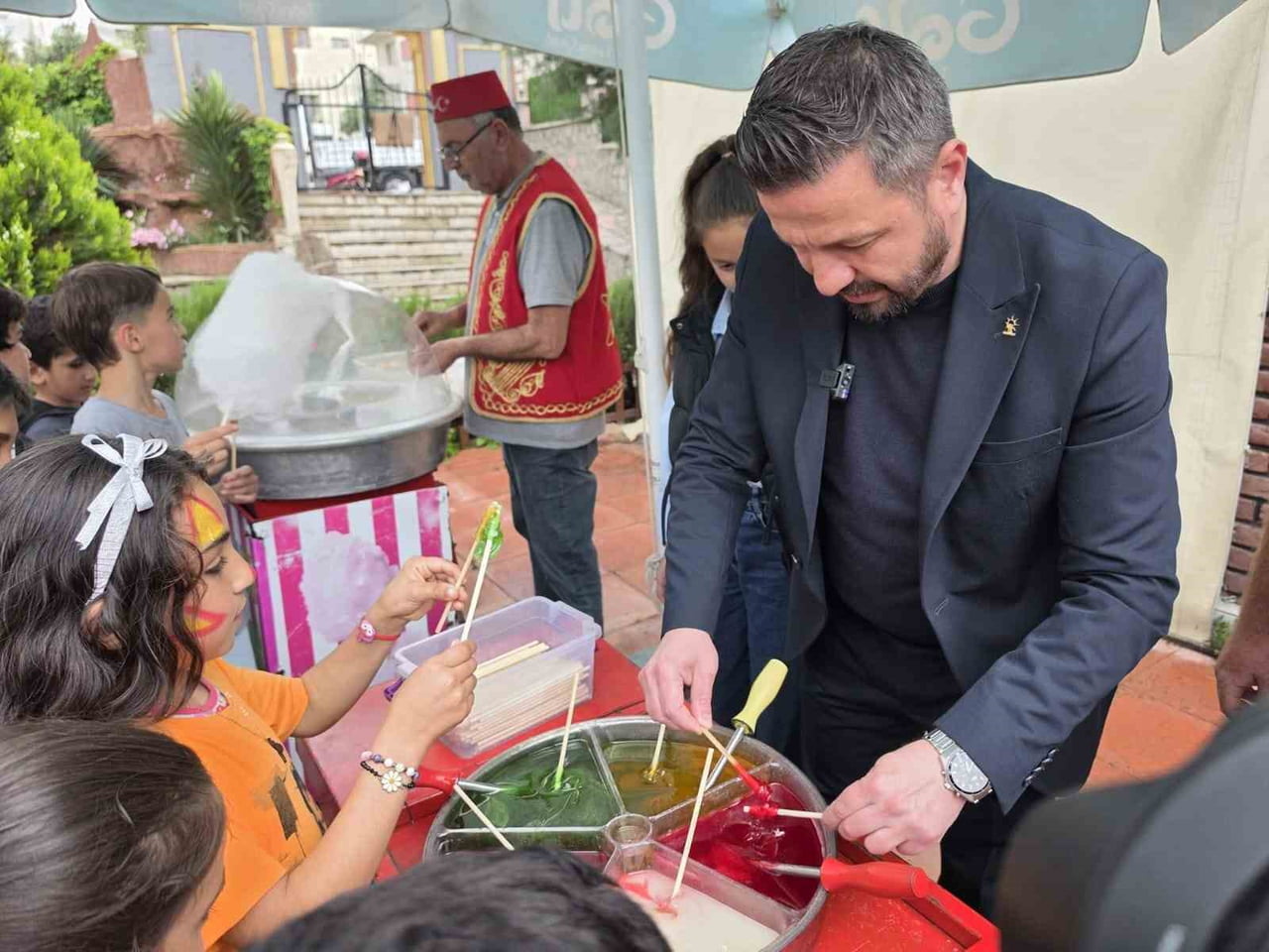 BALIKESİR'DE ÇOCUKLARA ŞENLİK HAVASINDA HEDİYE YAĞMURU