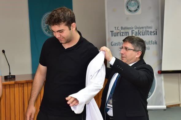 BALIKESİR'DE GELECEĞİN ŞEFLERİ CEKETLERİNİ GİYDİ