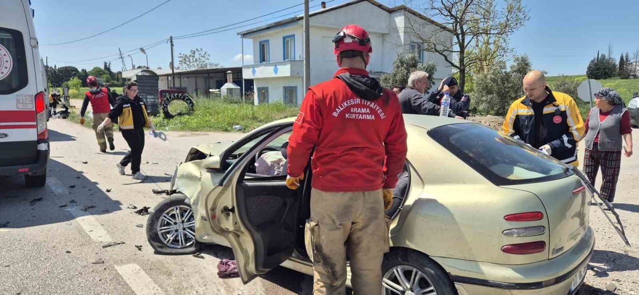 BALIKESİR'DE İKİ OTOMOBİL ÇARPIŞTI: 3'Ü AĞIR 6 YARALI