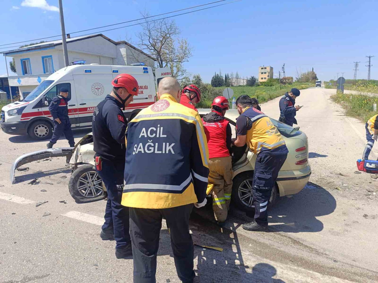 BALIKESİR'DE İKİ OTOMOBİL ÇARPIŞTI: 3'Ü AĞIR 6 YARALI