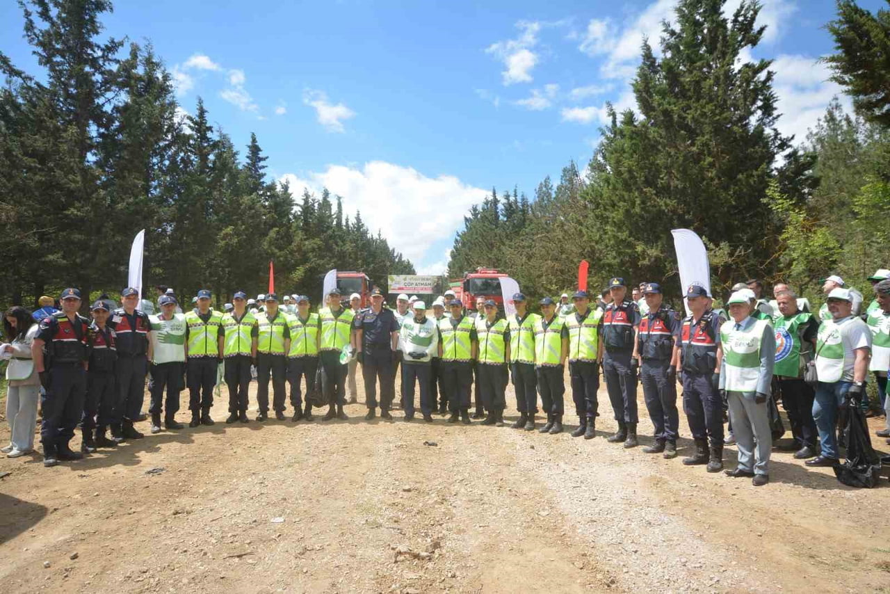 BALIKESİR'DE VATANDAŞLAR ORMANDA YANGINA KARŞI ÇEVRE TEMİZLİĞİ YAPTI