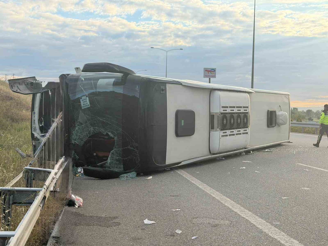 BALIKESİR'İN SUSURLUK İLÇESİNDE İSTANBUL-İZMİR OTOYOLU'NDA MEYDANA GELEN TRAFİK KAZASINDA YOLCU...