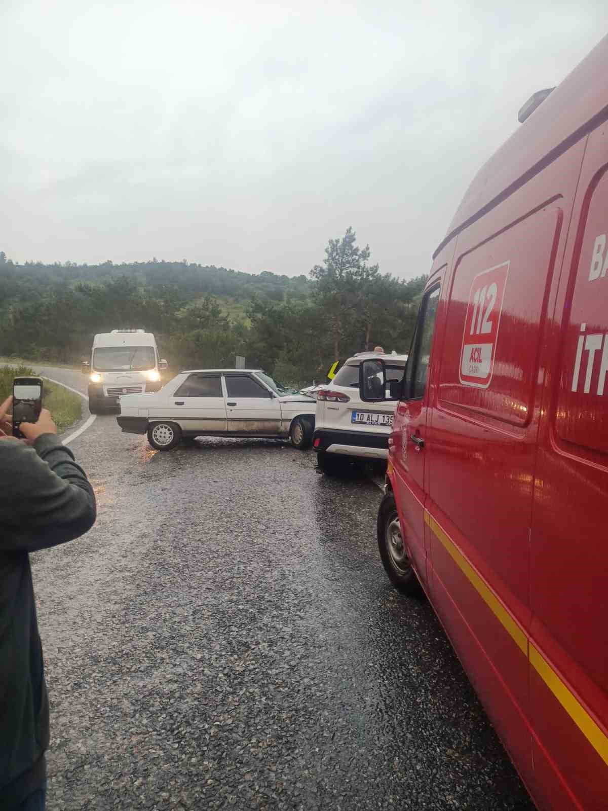 BALIKESİR-EDREMİT KARA YOLUNUN HAVRAN İLÇESİ SINIRLARINDA İKİ OTOMOBİLİN ÇARPIŞMASI SONUCU MEYDANA...