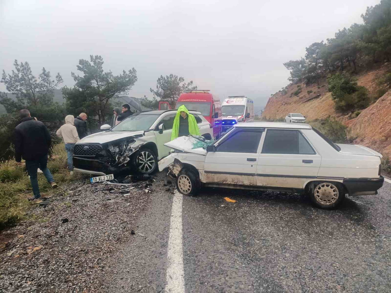 BALIKESİR-EDREMİT KARA YOLUNUN HAVRAN İLÇESİ SINIRLARINDA İKİ OTOMOBİLİN ÇARPIŞMASI SONUCU MEYDANA...