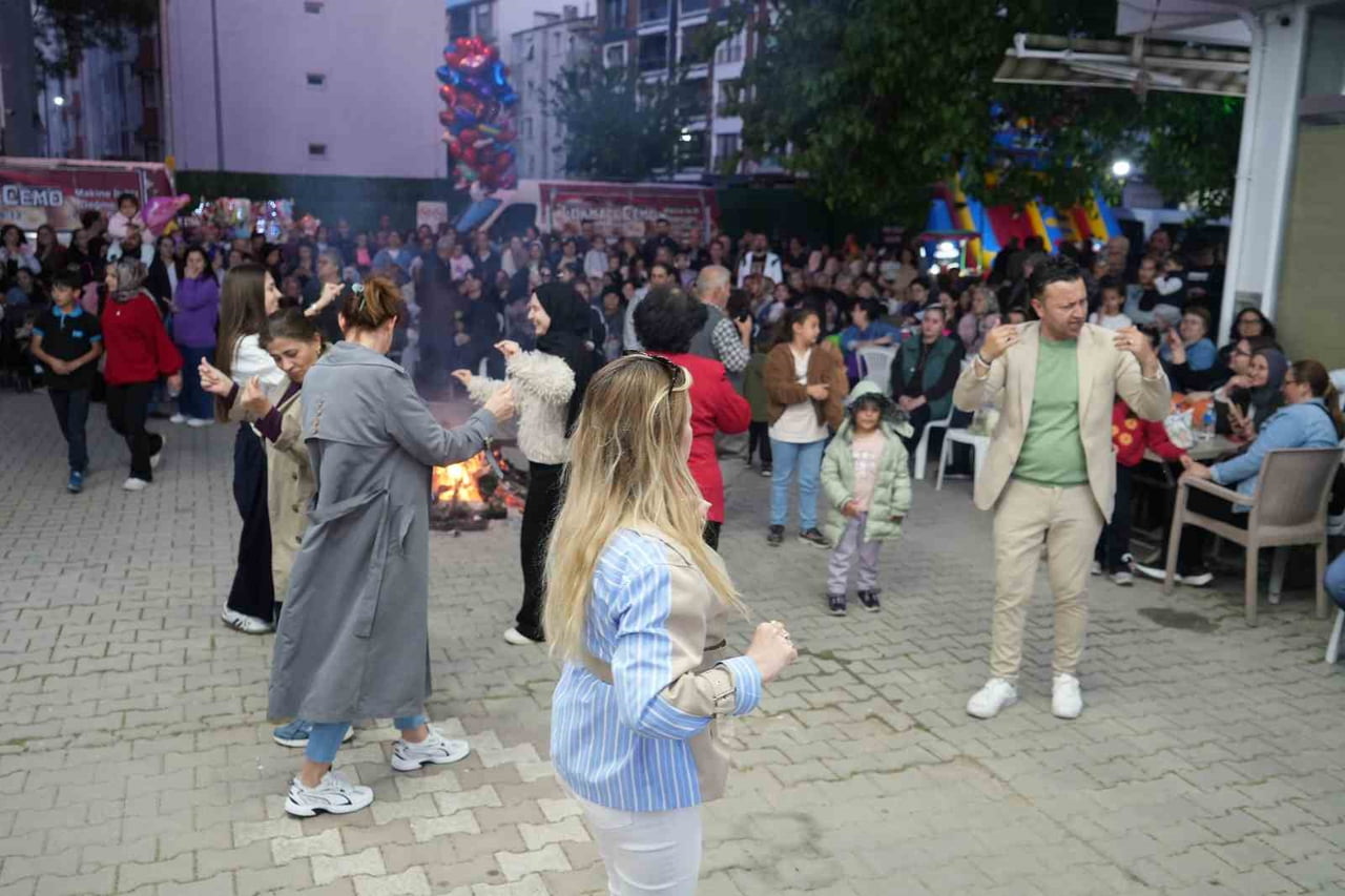 BALIKESİR’İN EDREMİT İLÇESİNDE BAHARIN MÜJDECİSİ HIDIRELLEZ, DÜZENLENEN ŞENLİKLERLE KUTLANDI....