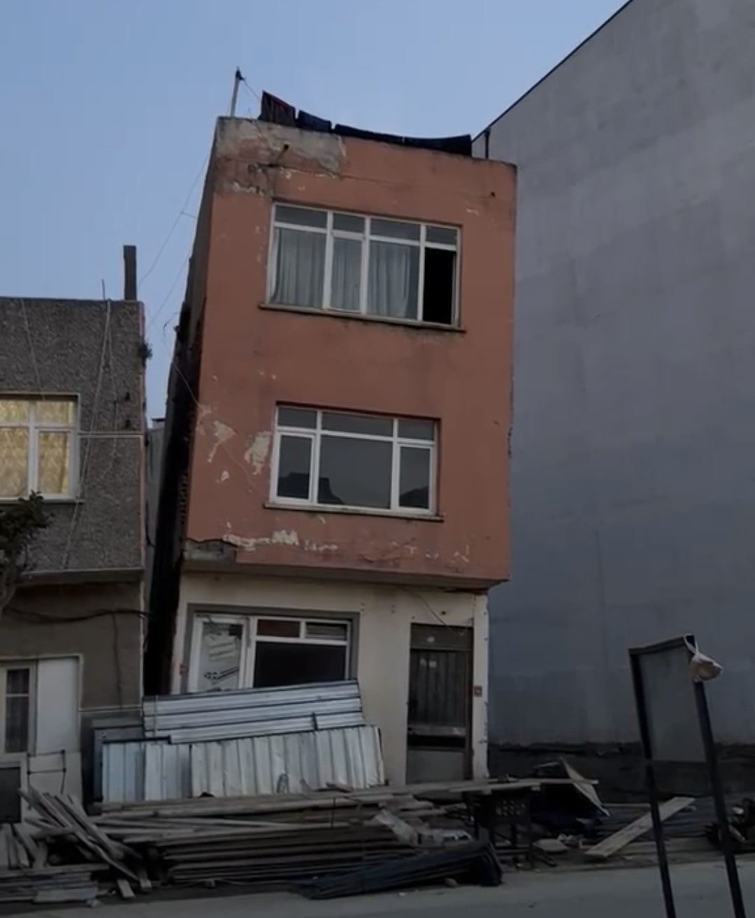 BALIKESİR’İN ERDEK İLÇESİNDE BİR ARSADA YAPILAN TEMEL KAZISI SIRASINDA YAN BİNANIN TEMELİNİN ZARAR...
