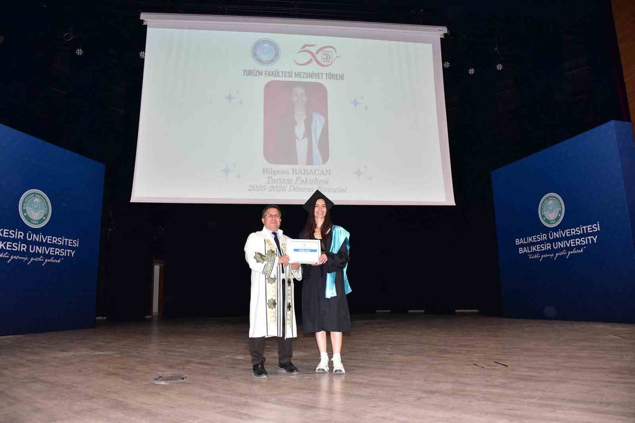 BALIKESİR ÜNİVERSİTESİ TURİZM FAKÜLTESİNDE MEZUNİYET COŞKUSU