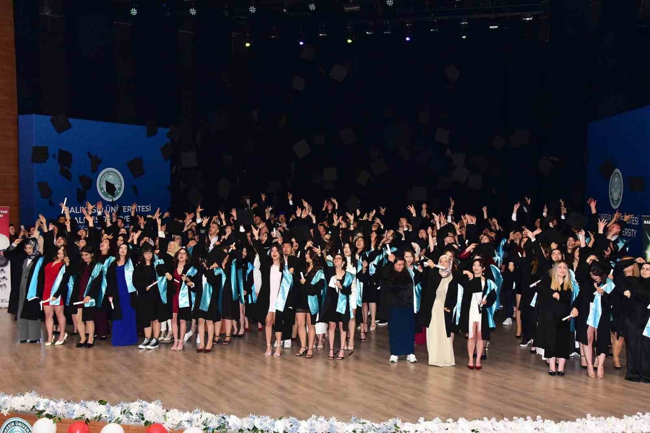 BALIKESİR ÜNİVERSİTESİ TURİZM FAKÜLTESİNDE MEZUNİYET COŞKUSU