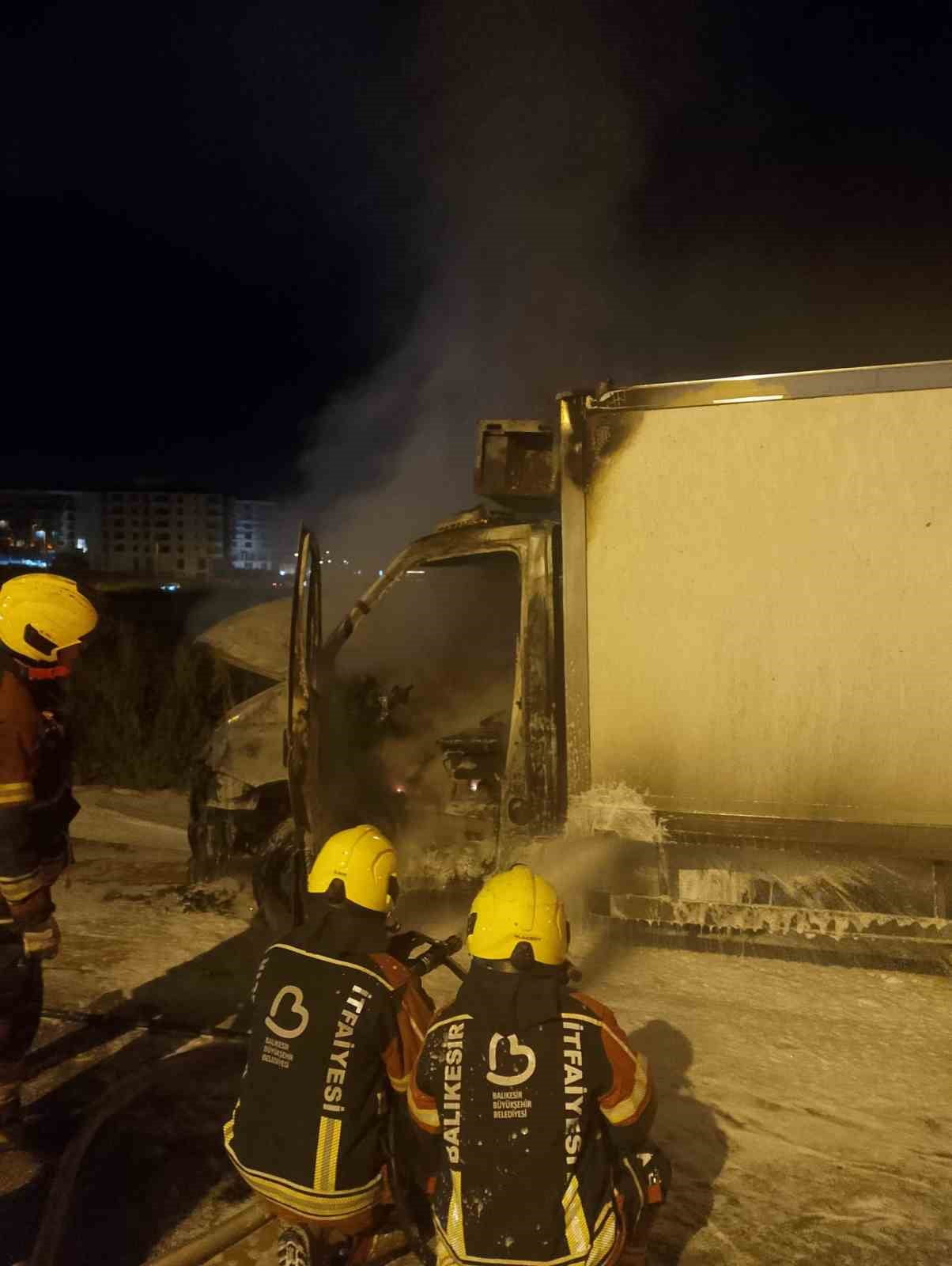 BANDIRMA'DA KORKUTAN ARAÇ YANGINI