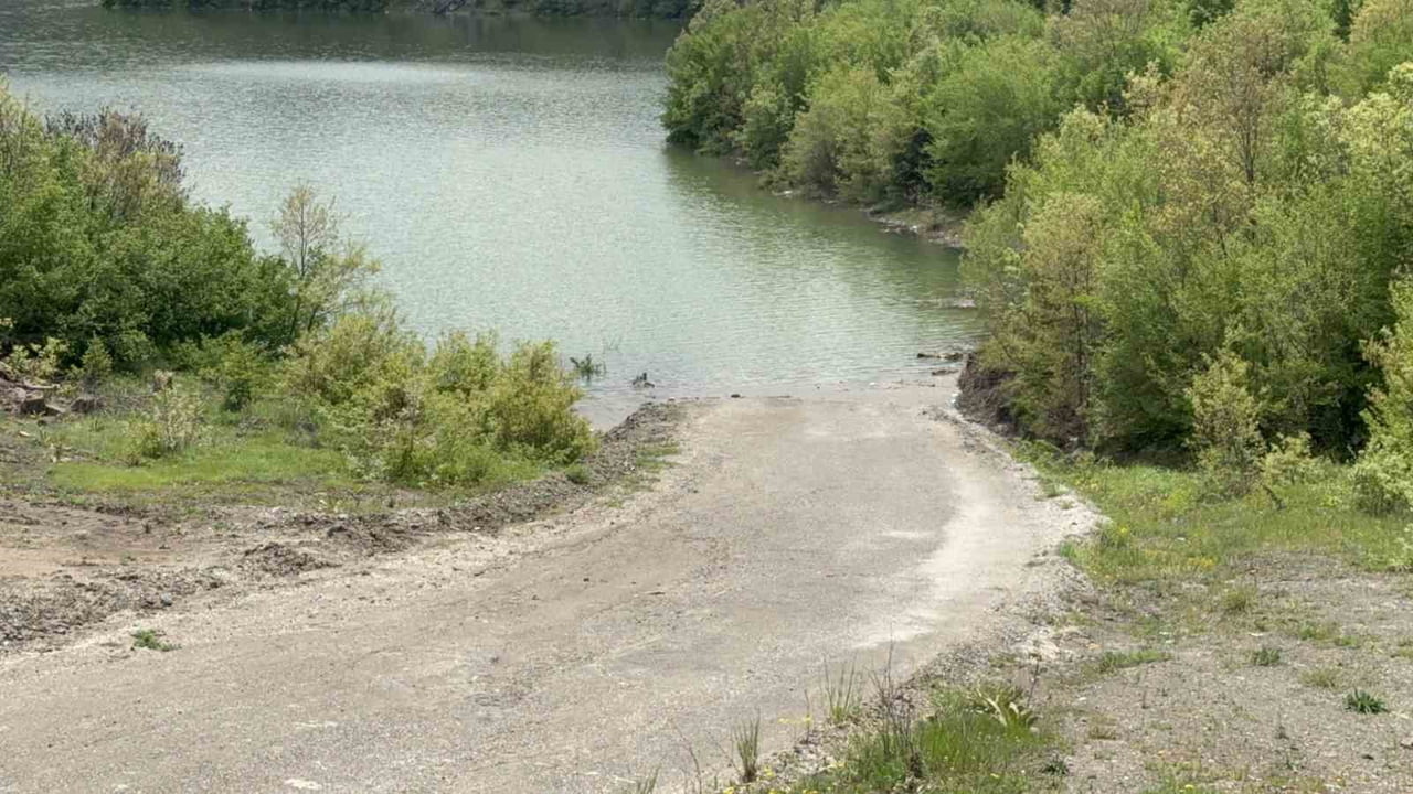 BARAJIN TEKRAR DOLMASIYLA YOL SULAR ALTINDA KALDI.