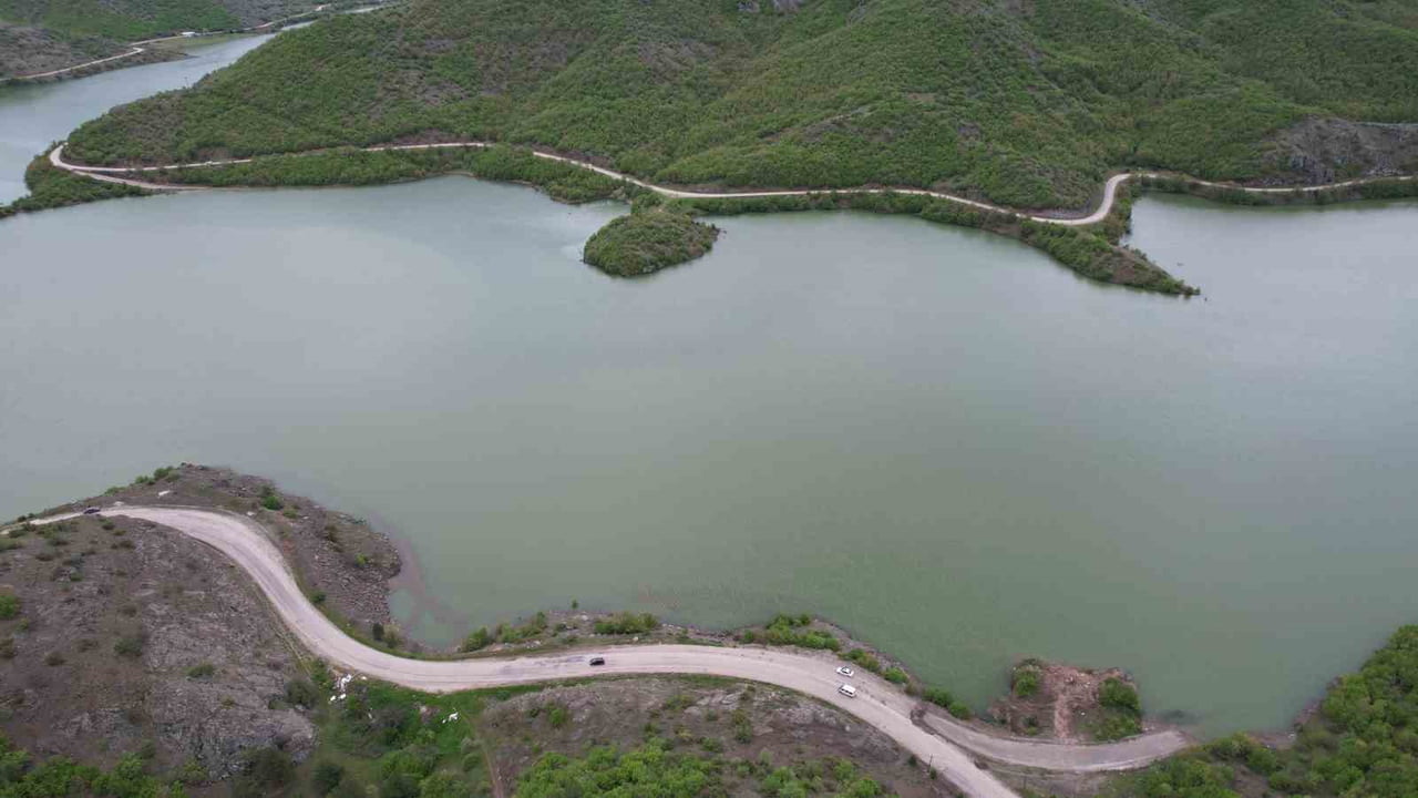 BARAJIN TEKRAR DOLMASIYLA YOL SULAR ALTINDA KALDI.
