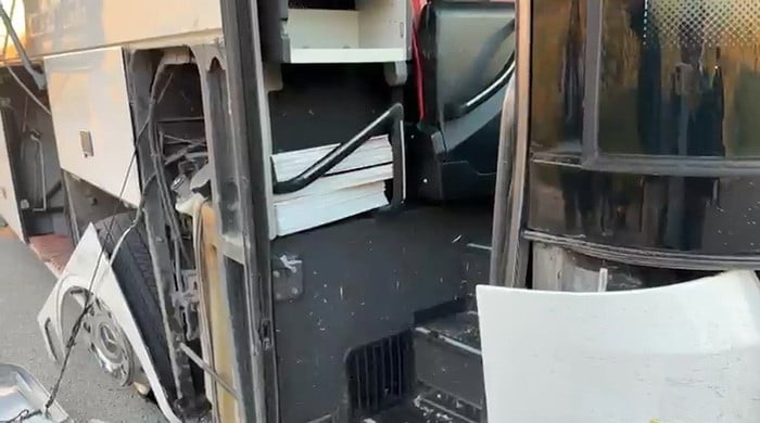 BARİYERLERE ÇARPARAK TEKERLEĞİNİ PATLATAN OTOBÜSTE MUAVİN KOPAN KAPIDAN DÜŞEREK YARALANDI.