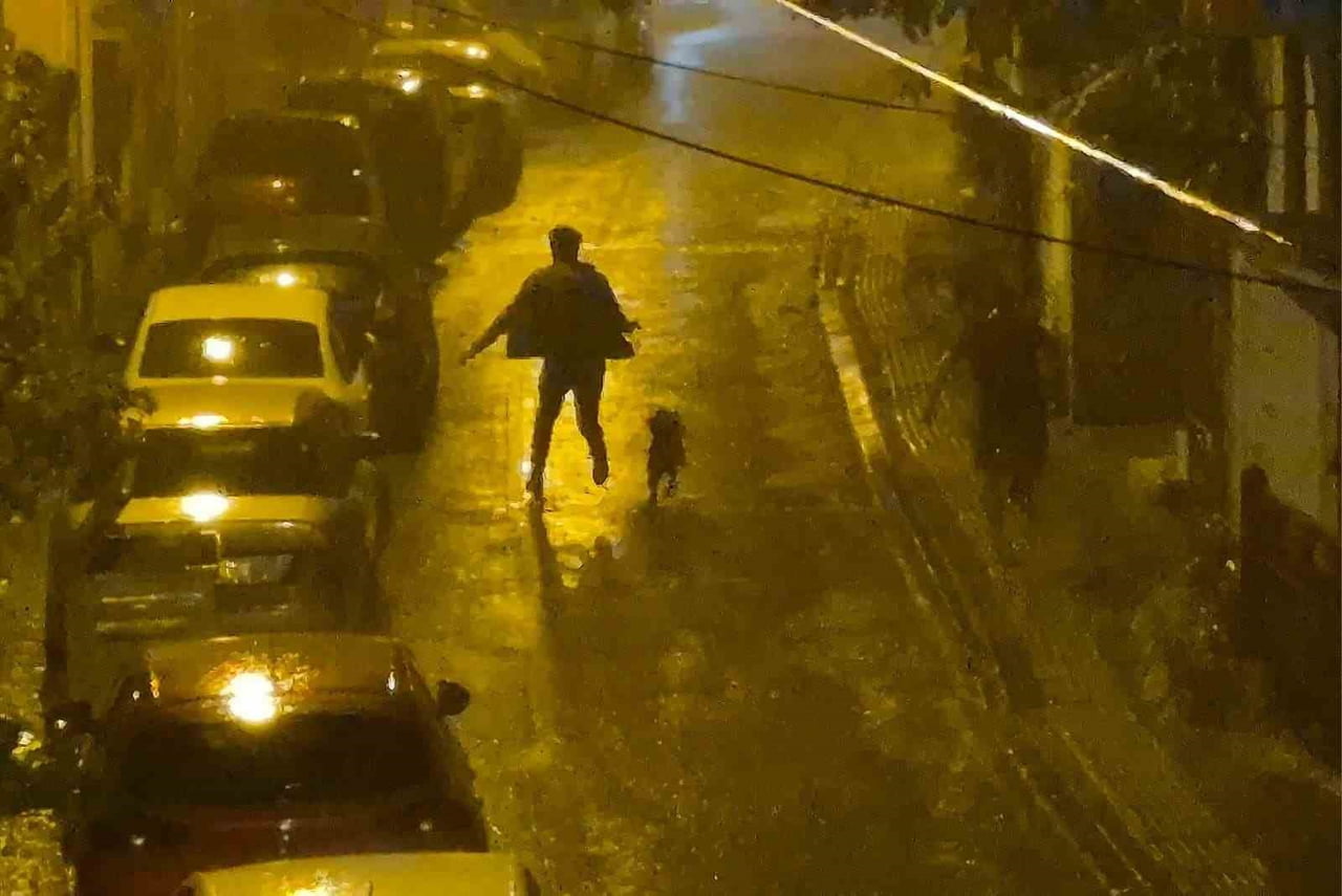 BARTIN'DA ÇATI UÇURAN VE 6 ARACIN HASAR GÖRMESİNE NEDEN OLAN FIRTINANIN ÇIKTIĞI ANLAR KAMERAYA...