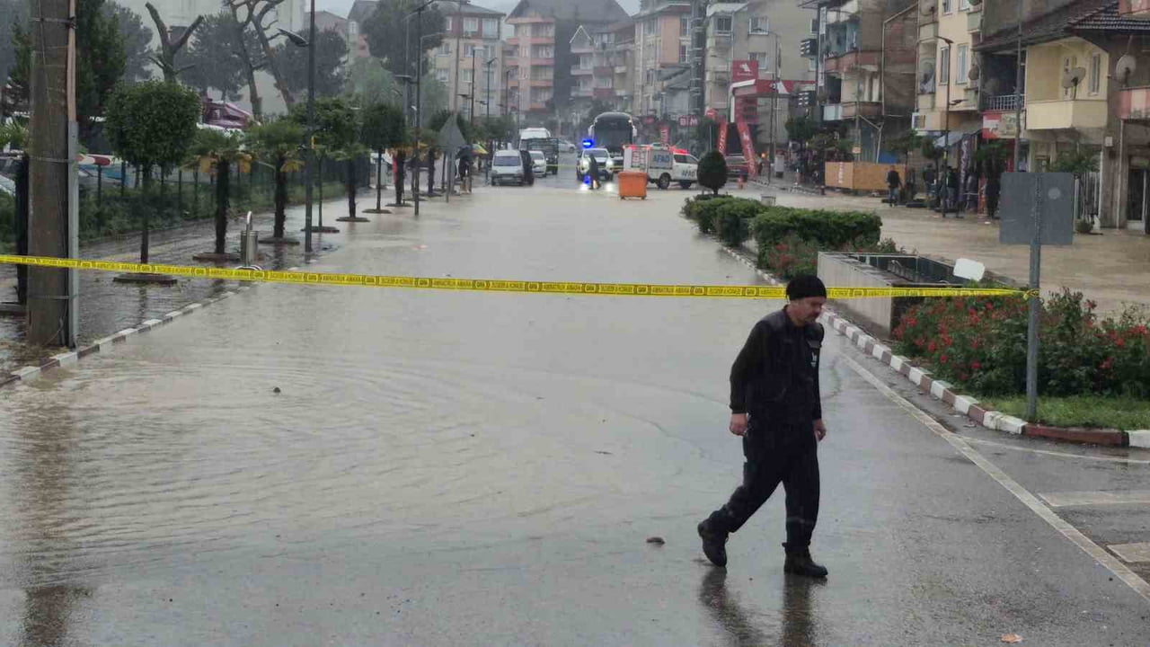 BARTIN'DA ETKİLİ OLAN KUVVETLİ SAĞANAK YAĞIŞ SONRASI TAŞAN AVU DERESİ, KOZCAĞIZ BELDESİNDE HAYATI...