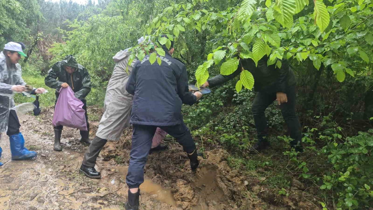 BARTIN'DA GERÇEKLEŞTİRİLEN "ORMAN BENİM" ETKİNLİĞİNDE İL PROTOKOLÜ VE GENÇLER, YAĞAN YAĞMURA VE...