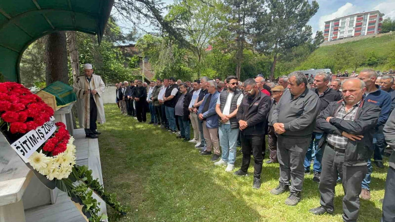 BARTIN'DA MEYDANA GELEN EV YANGININDA ÖLEN 71 YAŞINDAKİ OSMAN ATİK, DUALARLA SON YOLCULUĞUNA...
