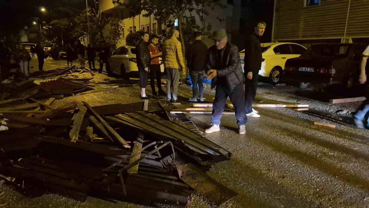 BARTIN'DA ŞİDDETLİ FIRTINA EVİN ÇATISINI UÇURDU, 6 ARAÇ HASAR GÖRDÜ