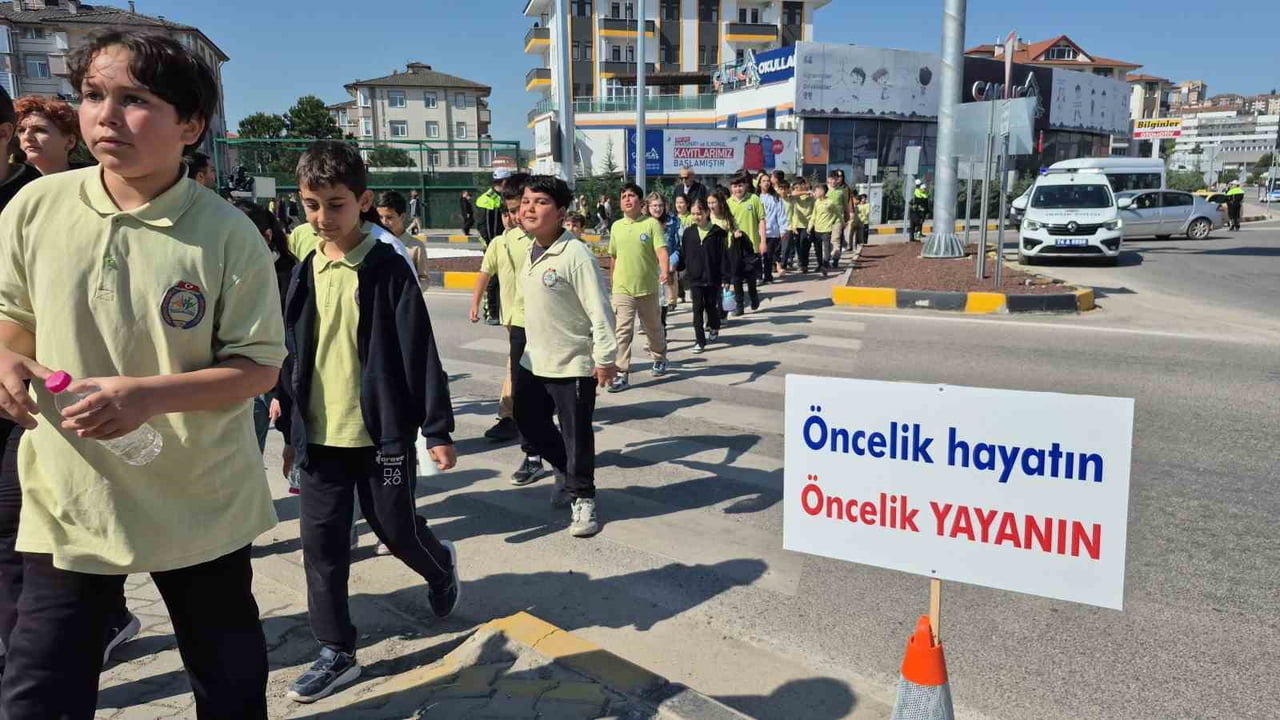 BARTIN'DA TRAFİK KURALLARINA UYULMASI KONUSUNA EL ATAN ÇOCUKLAR, VALİ NURTAÇ ARSLAN'DAN, MAHKEME...
