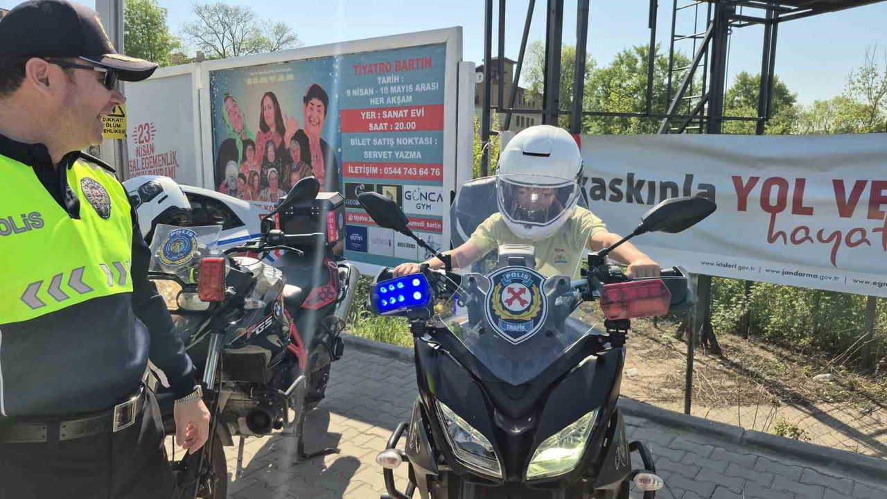 BARTIN'DA TRAFİK KURALLARINA UYULMASI KONUSUNA EL ATAN ÇOCUKLAR, VALİ NURTAÇ ARSLAN'DAN, MAHKEME...