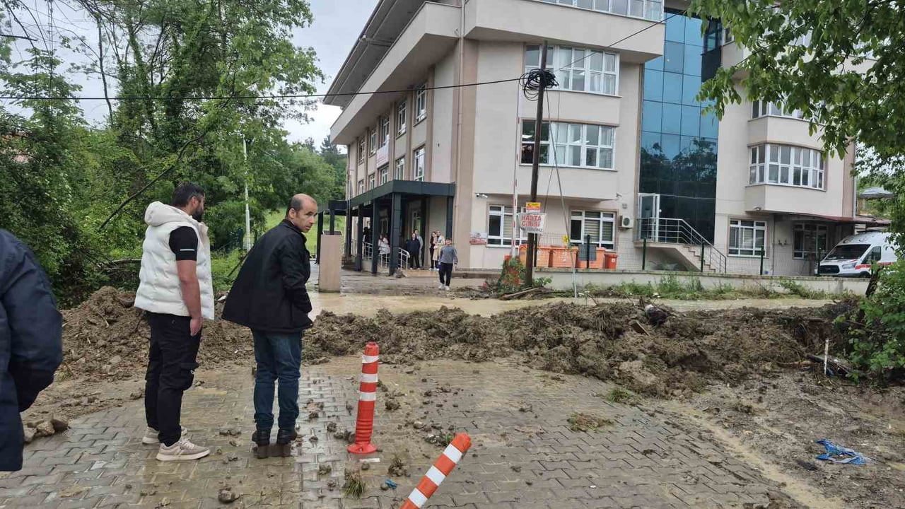 BARTIN'DA YAŞANAN SAĞANAK YAĞIŞ HAYATI OLUMSUZ ETKİLİYOR. SAĞLIK OCAĞINA GİTMEK İSTEYEN HASTALAR...