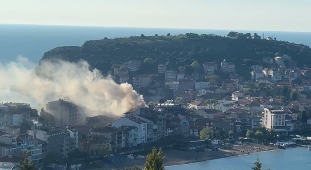 BARTIN'IN AMASRA İLÇESİNDE BİR EVİN ÇATISINDAN ÇIKAN YANGIN EKİPLERİNİN MÜDAHALESİYLE KONTROL...