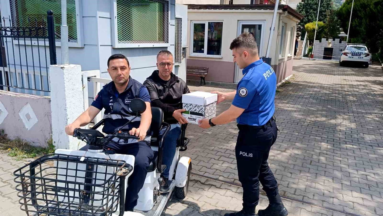 BARTIN'IN AMASRA İLÇESİNDE POLİS EKİPLERİ TARAFINDAN YARALI HALDE BULUNAN KIRLANGIÇ, ZABITALAR...