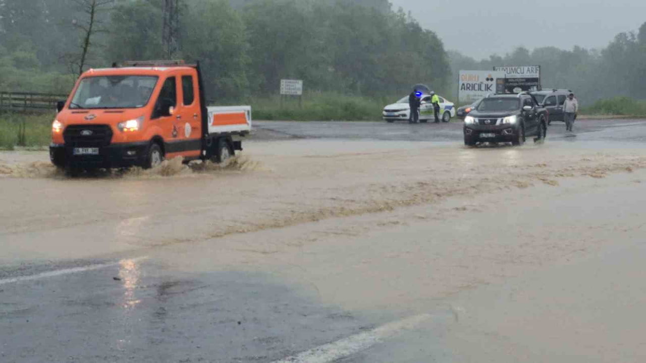 BARTIN’DA ETKİLİ OLAN YAĞIŞLARIN ARDINDAN IRMAK TAŞTI, BAZI BÖLGELERDE KARAYOLU SUYLA DOLDU. POLİS...