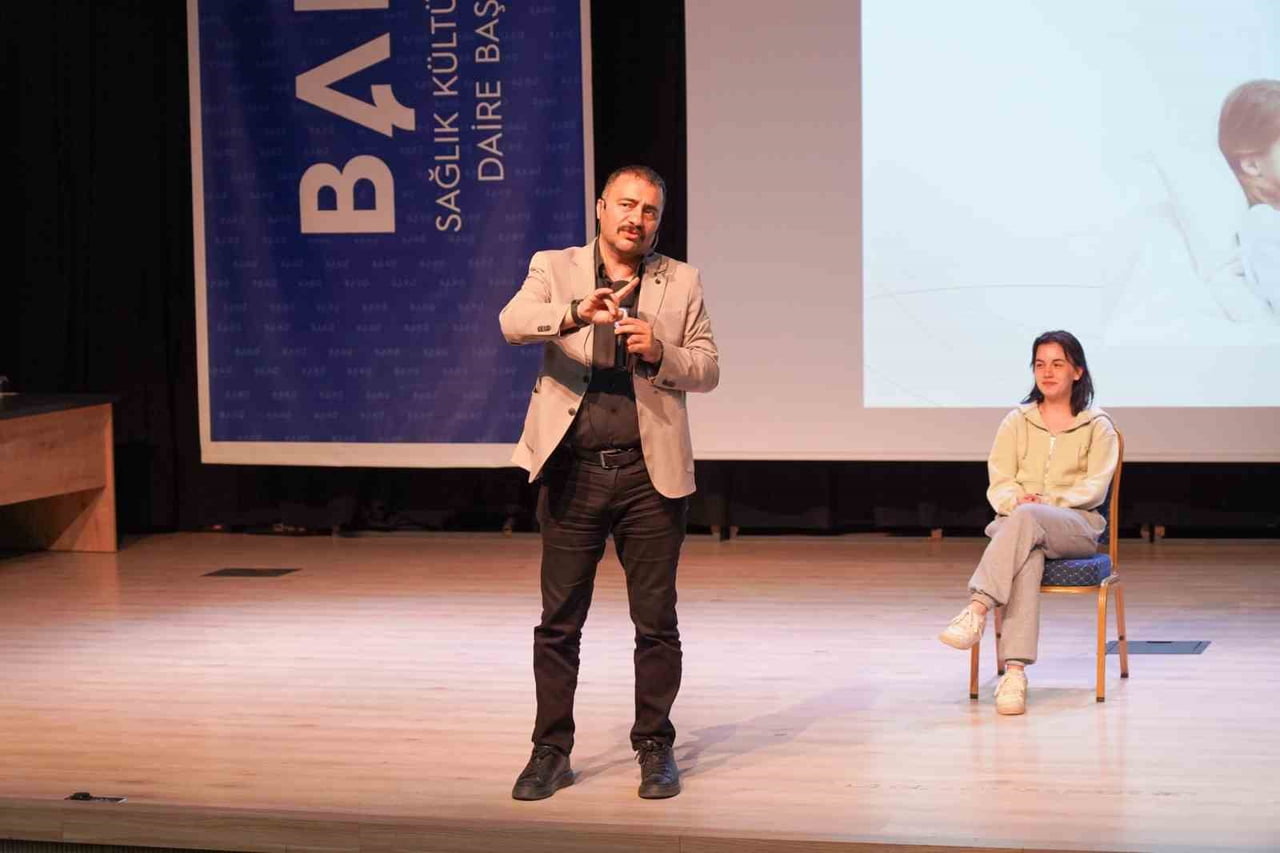 BARTIN ÜNİVERSİTESİNDE (BARÜ) BİLİMSEL BİLGİLERİN MİZAHİ BİR DİLLE ANLATILDIĞI "BEYNİM SENİ YERİM"...