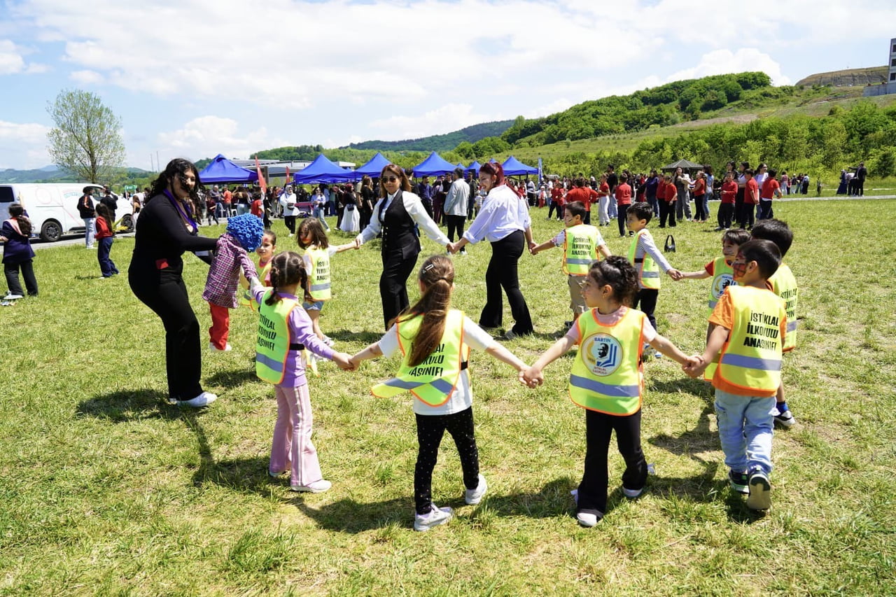 BARTIN ÜNİVERSİTESİNDE (BARÜ) GELENEKSEL HÂLE GETİRİLEN "ÖĞRETMENİM ŞENLİĞİ" SOSYAL, KÜLTÜREL VE...