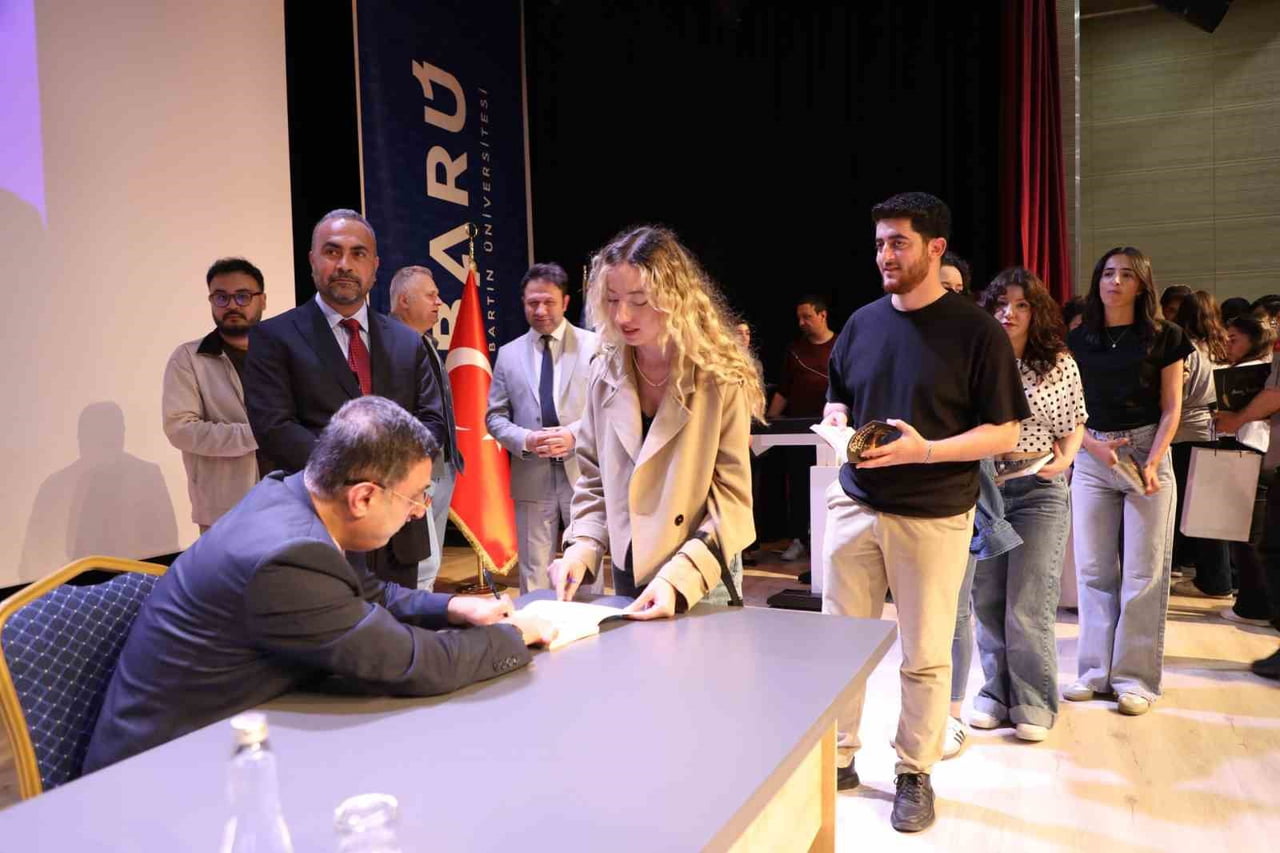 BARTIN ÜNİVERSİTESİNDE (BARÜ) "ENGELLERİ AŞAN BİR YAŞAM SÖYLEŞİSİ"NDE MİLLETVEKİLİ SERKAN BAYRAM;...