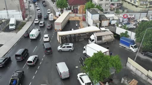 Başakşehir'de feci kaza kamerada: Tır iki aracın üstüne devrildi