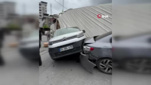 Başakşehir'de feci kaza: Tır iki aracın üstüne devrildi
